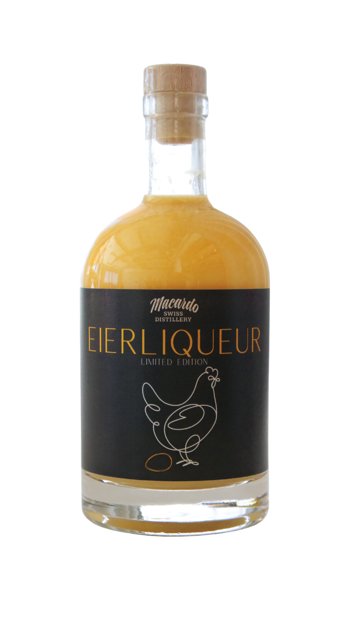 Eine Flasche Eierlikör auf weißem Hintergrund. Schwarzes Etikett mit goldener Schrift: "Eierlikör" und "Limited Edition". Darunter eine stilisierte Zeichnung von Huhn und Ei. Die Flüssigkeit ist gelb, undurchsichtig. Mit Korken.